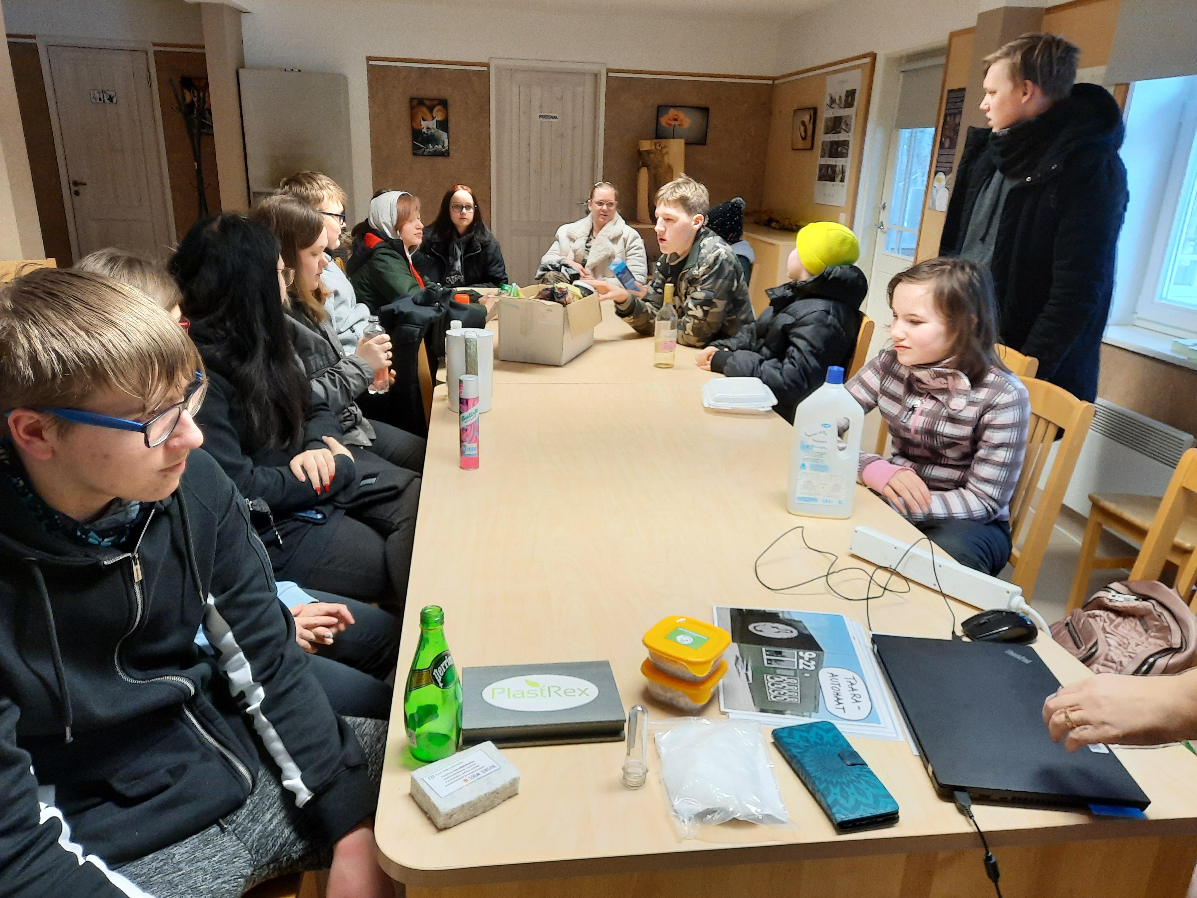 STHK Kallemäe õppehoone õpilased tutvumas jäätmekäitlusega